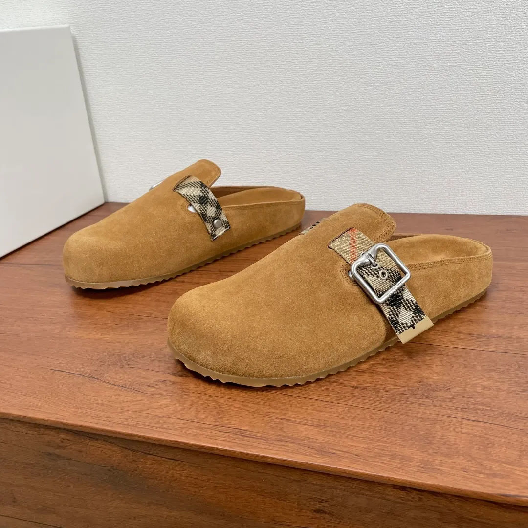 P360 Burberry's new men's checkered leather Urchin half-flop. Made of soft suede cowhide and calfskin, these half-flop sandals feature an adjustable B-shaped buckle strap and are decorated with the signature sand-colored Burberry check in jacquard worsted. The upper wraps around the midsole and is paired with a sole made of the same upper material with an embossed logo on the heel and a wavy rubber outsole embellished with the Burberry lettering. Fashionable and casual! Comes with full set of original packaging dust bag! Code number: 39-40-41-42-43-44 standard code (38/45 can be customized and returns and exchanges are not supported) No. 012